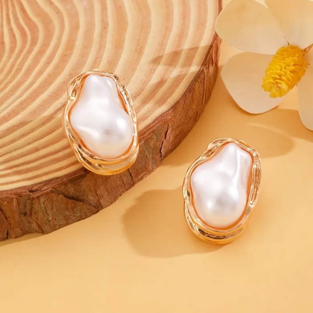 Elegant Gold and Pearl Earrings. Unique Vintage Stud earrings - Picture 4 of 5